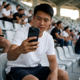 社区用户头像，一位在球场看台上自拍的男性观众